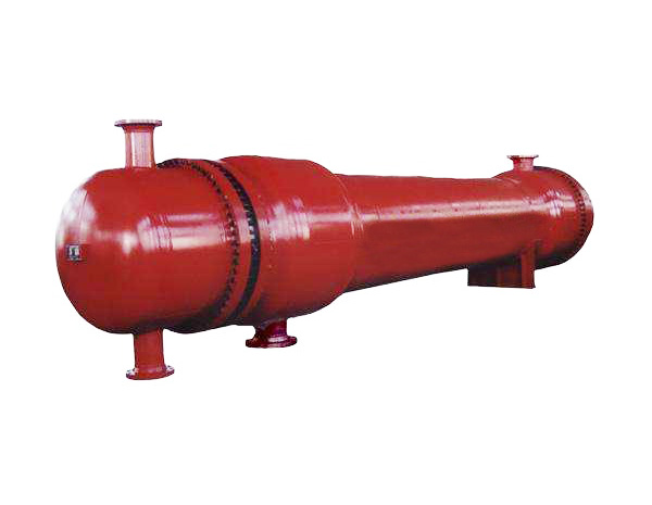 <b>浮頭式折流桿換熱器與冷凝器是一種新型高效的傳熱設(shè)備，具有防振性能強(qiáng)、流動阻力小、不易結(jié)垢、傳熱性能好及表面溫度均勻等優(yōu)點(diǎn)。它不同于常用的弓形折流板換熱器，換熱管由桿系組成的折流圈支撐，從上下左右四個方位將管子固定。殼程流體平行于管束的軸向流動，流動阻力很小，一般是弓形板的1/7～1/9，因而可以提高殼程流速來增加殼程的湍流程度，從而強(qiáng)化傳熱。</b>