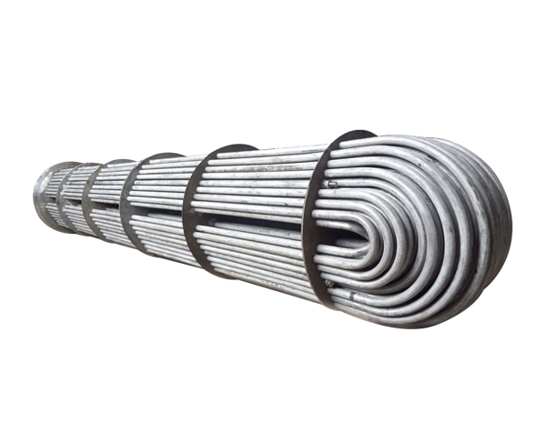 <b>U型管換熱器在換熱器中是唯一適用于高溫、高壓和高溫差的換熱器，特點(diǎn)如下： 1.以U型換熱管尾端的自由浮動解決溫度差壓力，可用于高溫差，完全可以代替螺旋板換熱器； 2.只有一塊管板，加之法蘭的數(shù)量也少，故結(jié)構(gòu)簡單而且泄漏點(diǎn)少； 3.可以進(jìn)行抽芯清洗； 4.管板焊縫采用全自動管板氬弧焊，美觀的同時保證質(zhì)量； 5.管程流速太高時，將會對U型彎管段產(chǎn)生嚴(yán)重的腐蝕，影</b>