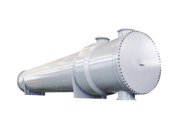 <b>目前，隨著我國石油、化工、制藥、輕工業(yè)的蓬勃發(fā)展，各行業(yè)對冷凝設(shè)備的需求量越來越大，大型多效蒸發(fā)裝置隨著處理量的增大對冷凝器的處理量要求也不斷增大，目前，國內(nèi)現(xiàn)有的板式冷凝器已經(jīng)不能滿足特大型多效低溫板式蒸發(fā)裝置的配套需求，另外，管式冷凝器雖然可以做到很大的處理量，但是他的體積龐大、傳冷系數(shù)低、成本高，連清洗也不方便。</b>