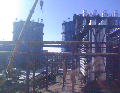 <b>我廠設(shè)計(jì)的甲酸鈉生產(chǎn)設(shè)備由造氣爐、蒸發(fā)器、中轉(zhuǎn)罐、反應(yīng)罐等主要部件組成。該設(shè)備適用于年產(chǎn)1萬(wàn)噸-3萬(wàn)噸的企業(yè)。 適用于燃料、造紙、保險(xiǎn)粉甲酸等行業(yè)。特殊規(guī)格可按用戶需求</b>